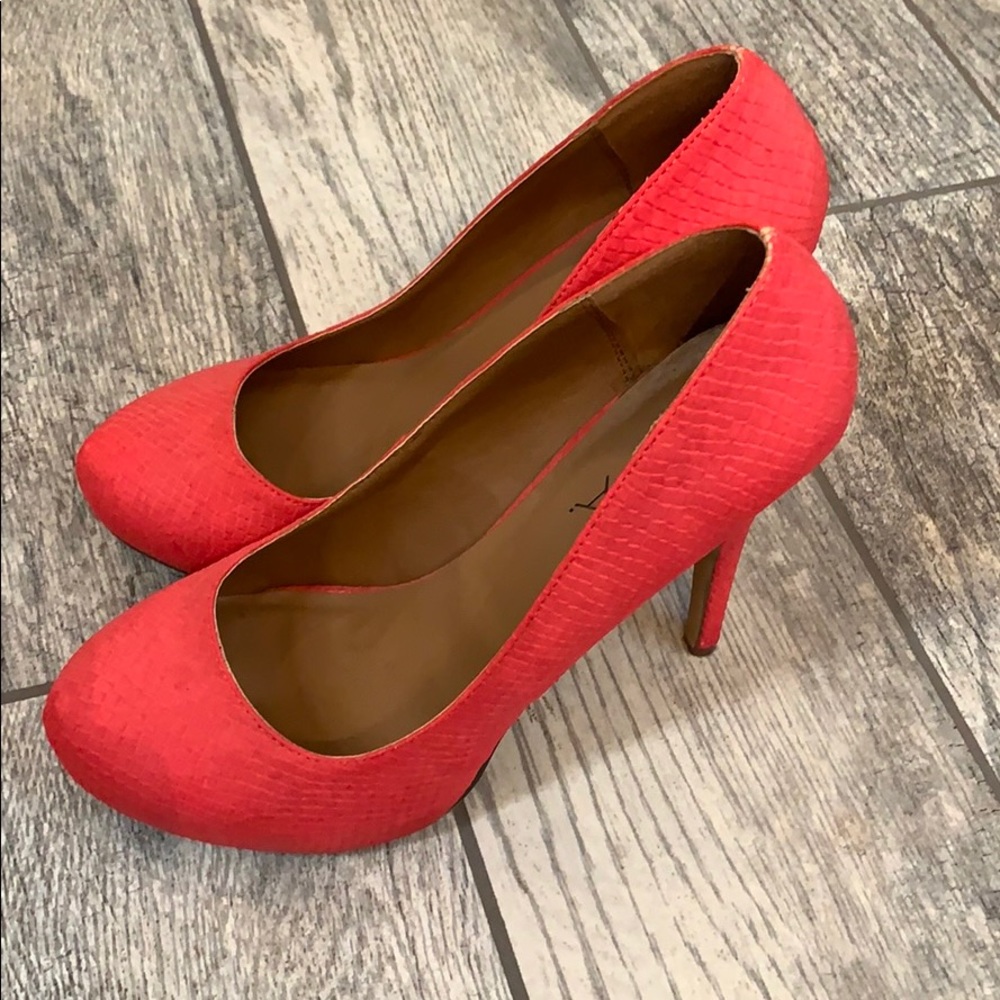 Super cute coral pump! Only worn once!